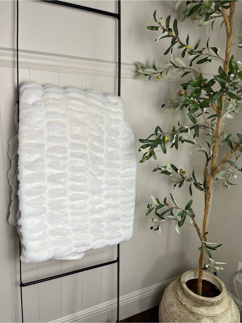 Better Homes &Garden Luxurious White Faux Fur Throw Blanket - 48x62 sku 170